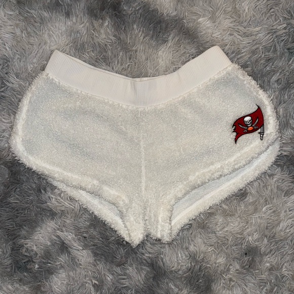 Women Buccaneers White Fleece  Set - Picture 3 of 5